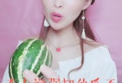 强扭瓜蘸酱吃视频