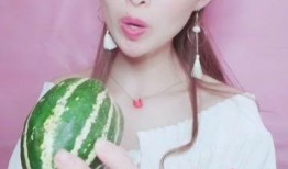 强扭瓜蘸酱吃视频