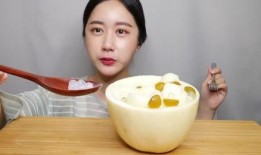 吃哈密瓜美女,甜蜜滋味中的时尚风采