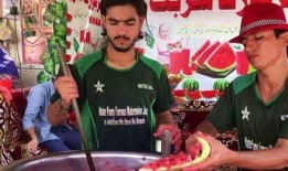 街头吃瓜帅哥,揭秘都市生活中的趣味瞬间