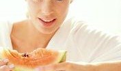 吃哈密瓜美女,甜蜜滋味中的时尚风采
