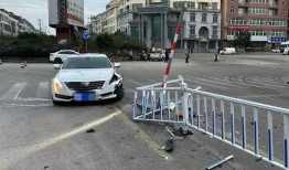 吃瓜自己变成瓜撞护栏,意外成瓜撞护栏的惊险瞬间