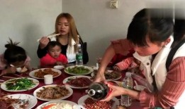 农村婆媳吃角瓜,农村婆媳温馨生活剪影