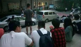 男女吃瓜现场,一场舌尖上的甜蜜较量