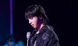 张真源瓜田吃瓜,张真源甜蜜吃瓜瞬间