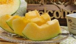 吃哈密瓜美女,甜蜜滋味中的时尚风采