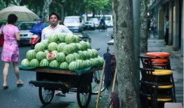 路边吃瓜摊主,见证人间烟火气