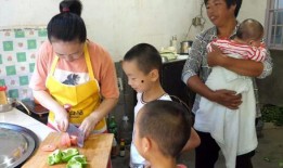 农村婆媳吃角瓜,农村婆媳温馨生活剪影