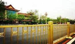 吃瓜自己变成瓜撞护栏,意外成瓜撞护栏的惊险瞬间