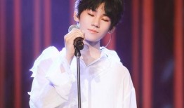 张真源瓜田吃瓜,张真源甜蜜吃瓜瞬间