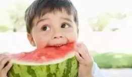 红绿青蛙头套吃瓜,一场视觉与味蕾的双重盛宴